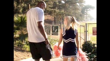 Молодую блондинку привлекают черные члены