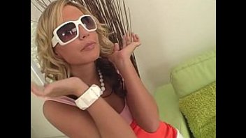 Брюнет трахает грудастую бабу и её дочь на диване