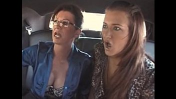 Мама и дочь делят один зрелый фаллос