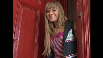 Русская красотка со своим бойфрендом приехала в гости