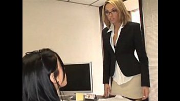 Мужик отимел двух горячих сотрудниц в офисе