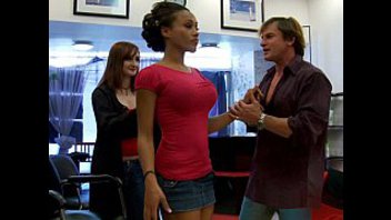 Грудастая негра отдалась мужику на стуле