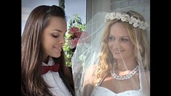 Невеста расслабляется с подругой в кроватке