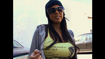 Брюнетка с большими дойками сосет и трахается