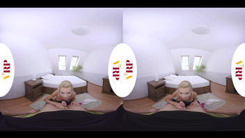 Молодую суку поглотила виртуальная реальность