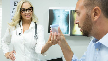 Пришел сдавать анализы но аппетитной докторше пришлось самой получать семя для теста