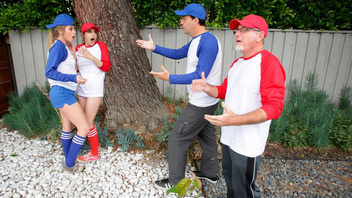 Два друга после игры в софтбол трахают двух своих болельщиц и спускают им в ротики всю сперму