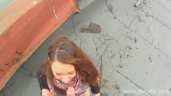 Молодой оператор трахнул незнакомку на крыше