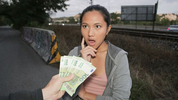 Молодая азиатка решили отсосать член и отдаться первому встречному за деньги