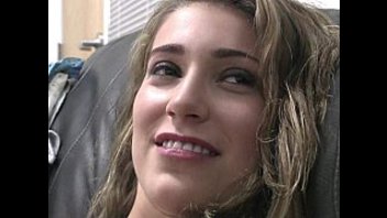 Студентка Вика сосет член