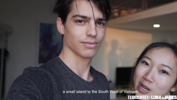 Молоденькая азиатка сосет член своего парня в ванной и трахается с ним