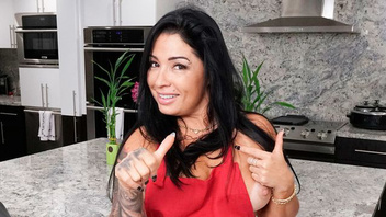 Моника Сантьяго подставила свою большую попку длинному черному члену