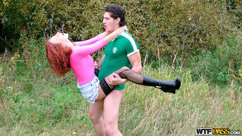 Русская молоденькая красотка развлекается с похотливым незнакомцем в лесу