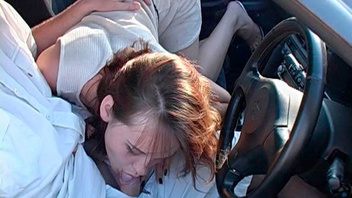 В машине страстная красотка с удовольствием потрахалась с молодым парнем