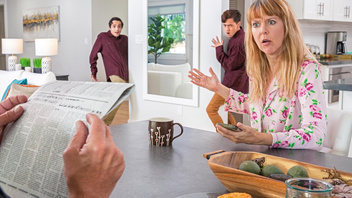 Зрелая блондинка Британи Эндрюс приняла в свои горячие дырки два молодых члена