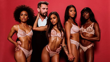 Похотливый мужчина жарко оттрахал сразу четырех страстных шоколадок