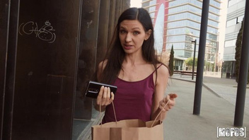 Парень подцепил на улице красотку и жарко ее оттрахал во влажную киску