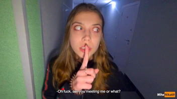 Мы трахаемся на лестничной площадке