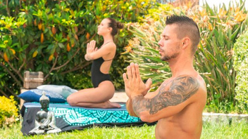 Две сексуальные девушки наслаждаются феноменальным сексом втроем с удачливым жеребцом Анджело Годшаком