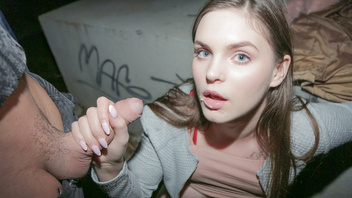 Студентка с большими натуральными сиськами взяла в рот у незнакомца за оплату наличными