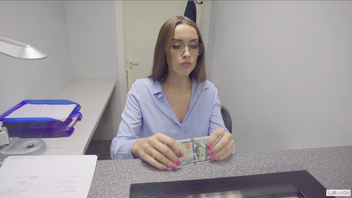 Русская красавица трахается за деньги и громко стонет