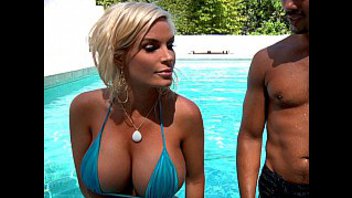 Оральный секс с грудастой блондинкой в бассейне