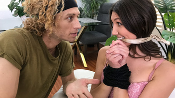 Он дрочит, она мастурбирует, можно и поебаться