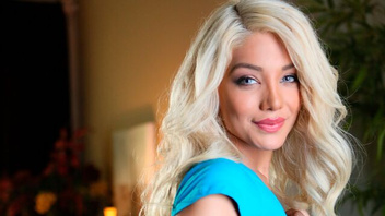 Куни, минет и по тугой  пилотке - член долбит блондиночку