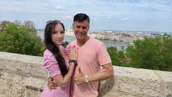 Папик спонсор трахает  свою молоденькую брюнетку