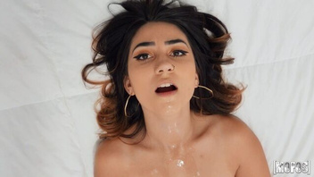 На дороге снимает телочку и ебет ее на хате