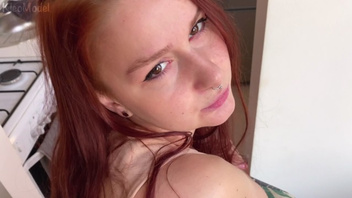 Рыжая сильно хочет  член своего пацана