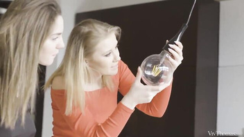 Телочки зажигают в  лесби утехах