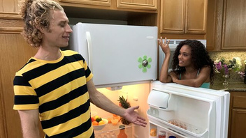 Белый жестко опускает худенькую негритянку