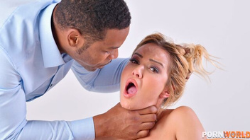 Негр настрелял блондинке  во все дырочки