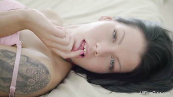 Пробует горячую молодку во все дырочки