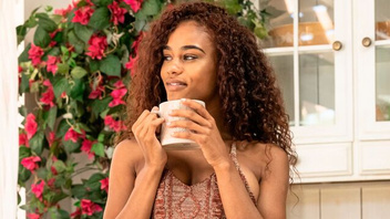 Негритянка Скарлит Скандал (Scarlit Scandal)  ласкает письку