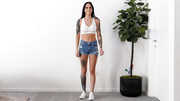 Татуированная Сабрина  подставляет дырки