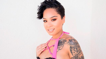 Негр вгоняет хер в миниатюрную телку  Хани Голд (Honey Gold)