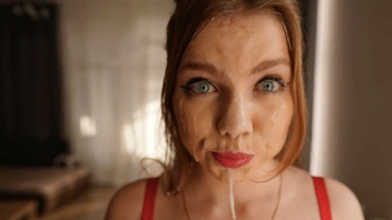 Она мешала мне играть, я дал ей пососать  и накачал  спермой