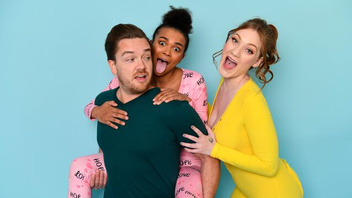 Телочки играли в приставку и получили член