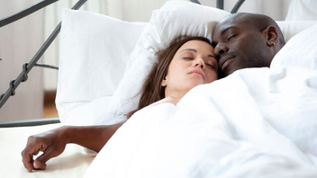 Просыпаются  и долбятся, негр и белая  красавица