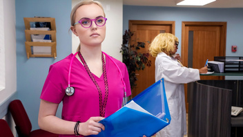 Роскошная  пышногрудая медсестричка получает его здоровым хуем