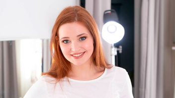 Трахает  рыжую в пизду, ротик и анальную  дверцу