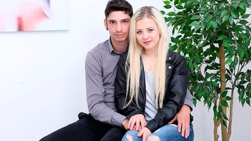 Куколд отдает свою женушку другому