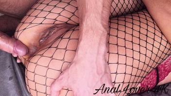 Подставляет анальную дырку для крепкого члена