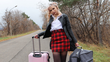 Снимает  блондиночку для крутого секса в рот и киску