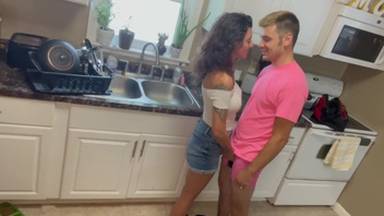 На  кухне хочет его  хуй