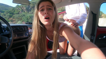 В  машине пробует молодку членом и язычком