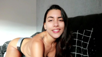 Молодая  девушка играет с  писькой