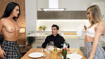 Двух  горячих телок угощает стволом